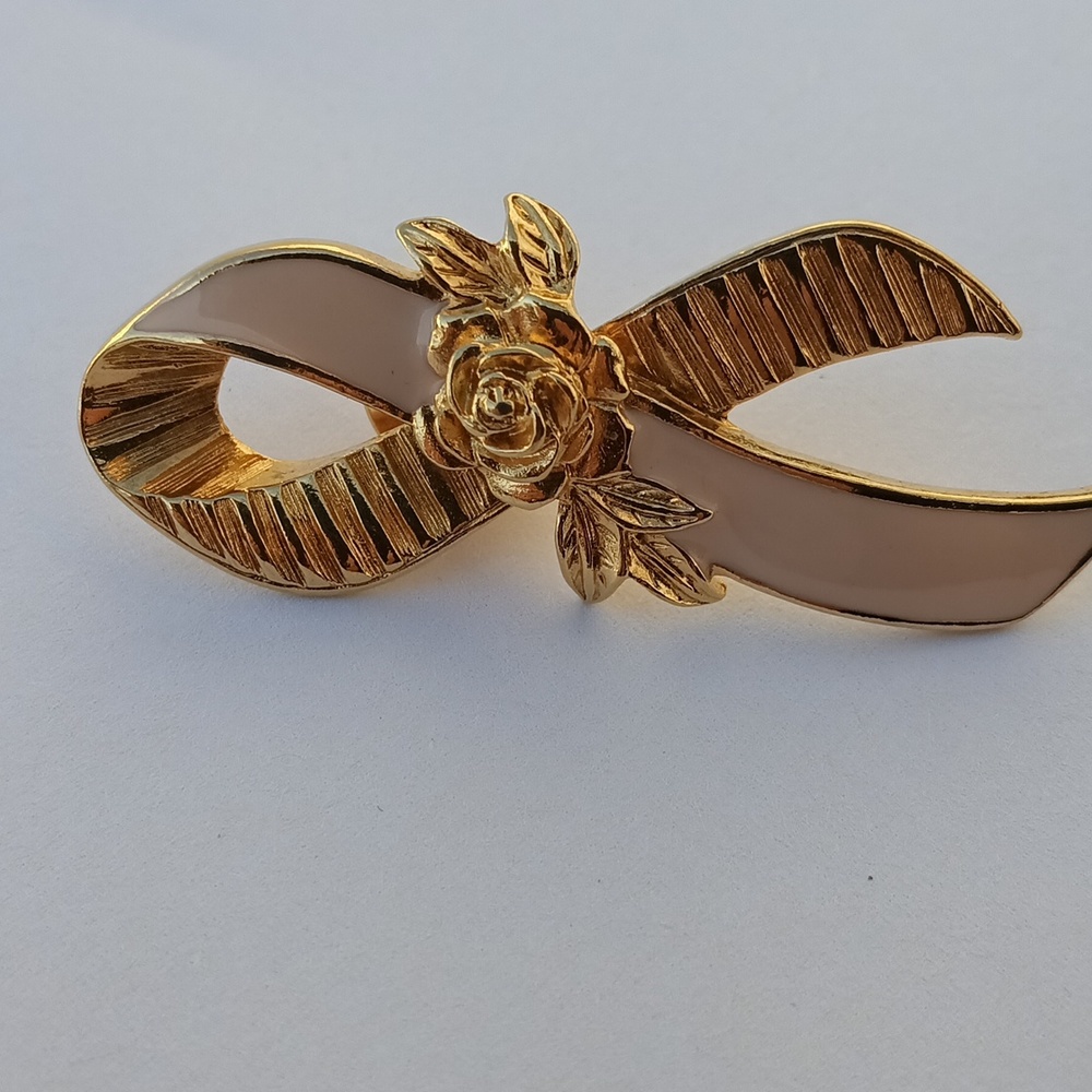 Avon Breast Cancer pin/brooch pink and gold Breast Cancer Ribbon lapel pin - Picture 1 of 6